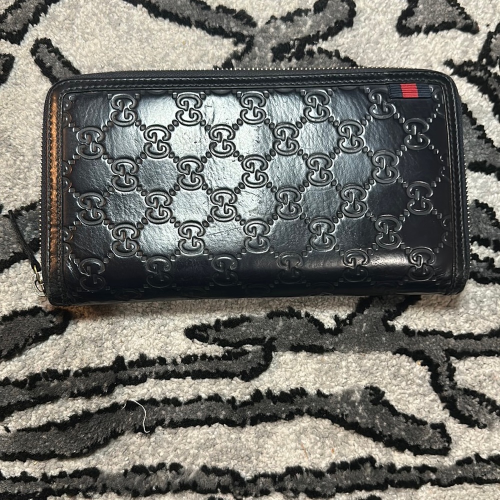 AUTHENTIC Gucci Zippy Wallet